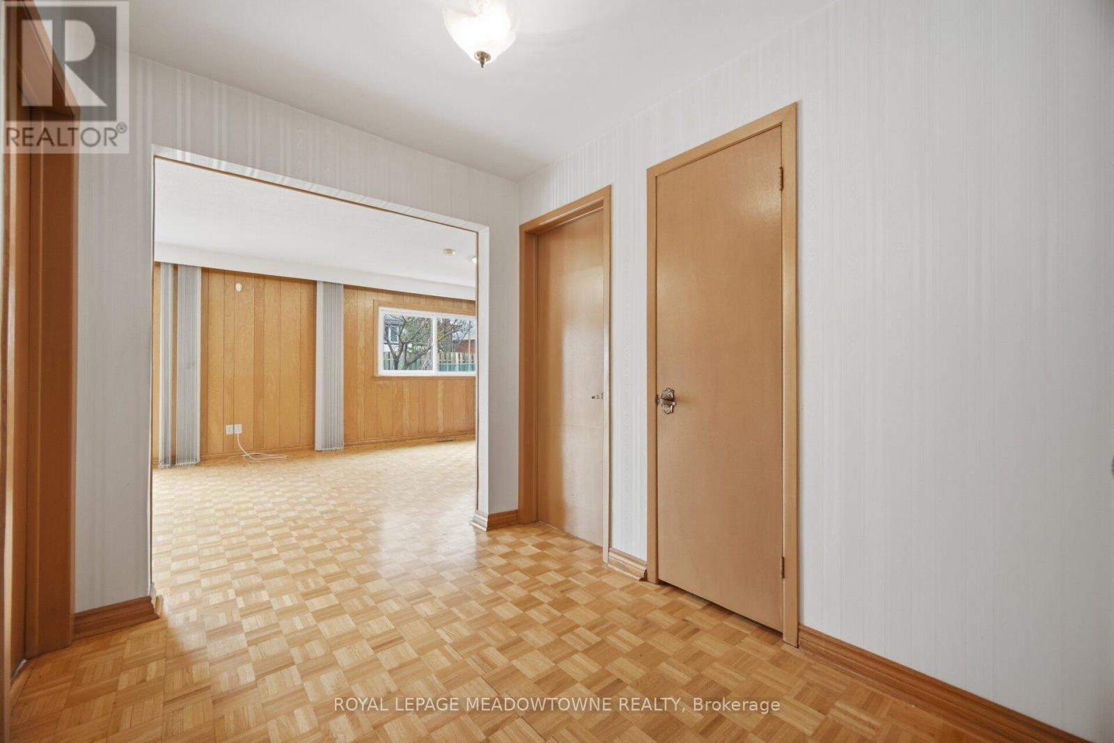 854 Runningbrook Drive, Mississauga, Ontario  L4Y 2S1 - Photo 15 - W12955264