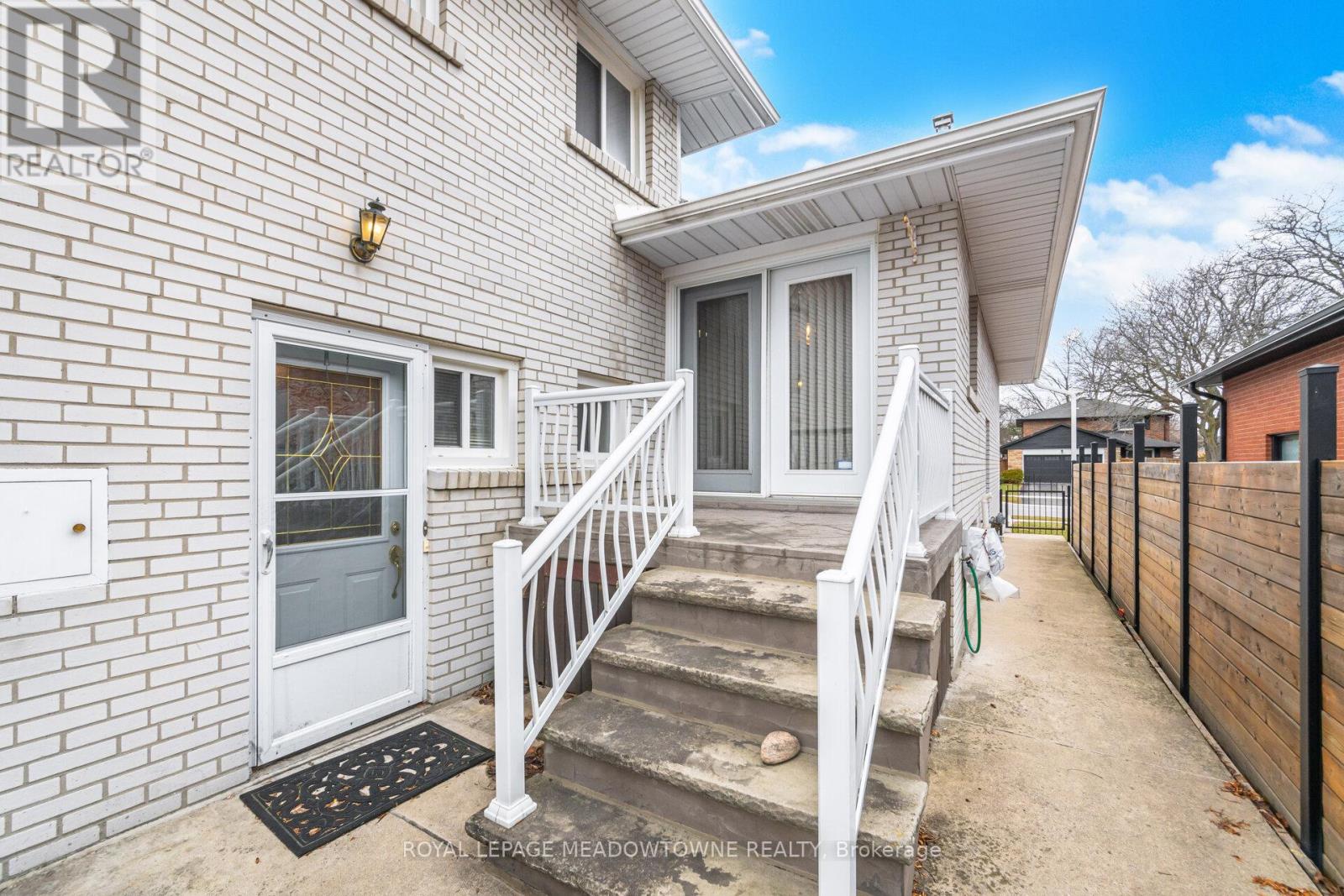 854 Runningbrook Drive, Mississauga, Ontario  L4Y 2S1 - Photo 23 - W12955264