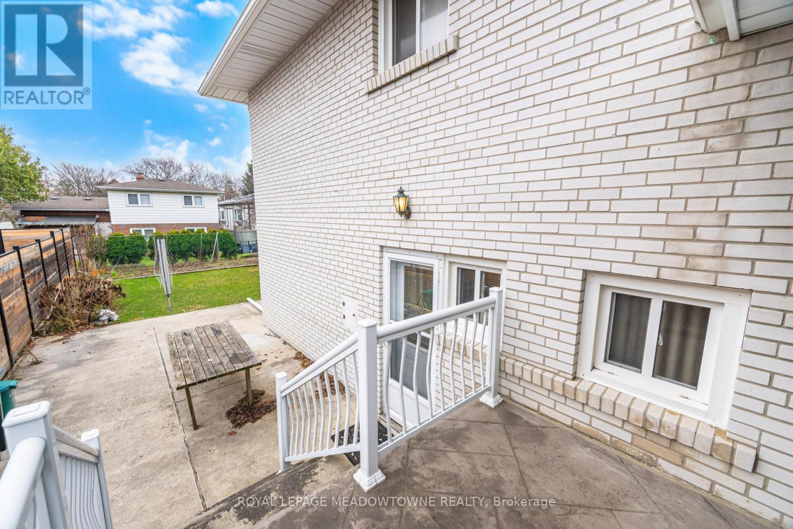854 Runningbrook Drive, Mississauga, Ontario  L4Y 2S1 - Photo 24 - W12955264