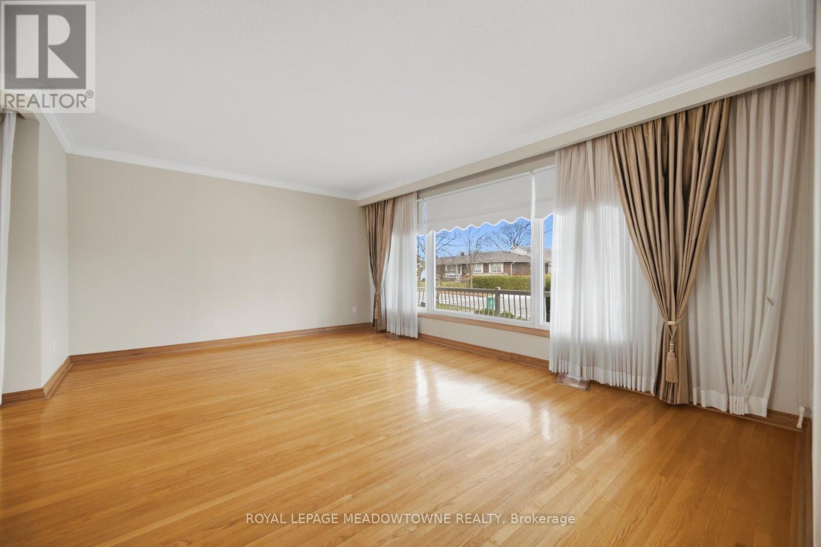 854 Runningbrook Drive, Mississauga, Ontario  L4Y 2S1 - Photo 4 - W12955264