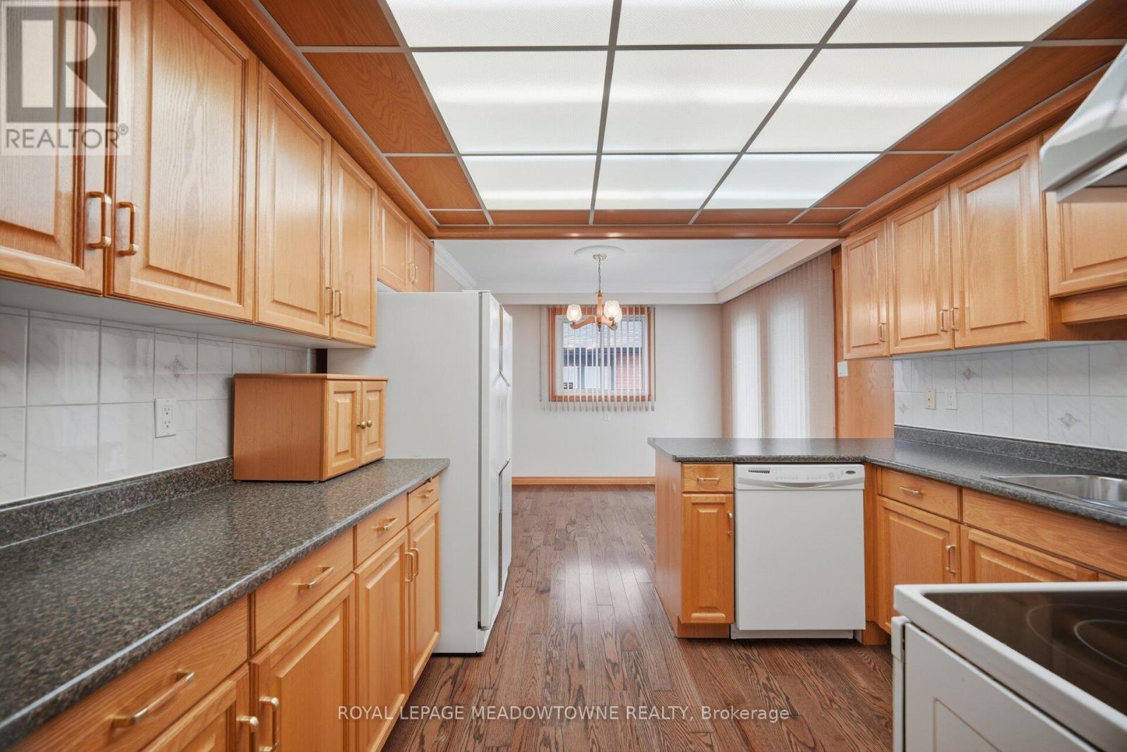 854 Runningbrook Drive, Mississauga, Ontario  L4Y 2S1 - Photo 7 - W12955264