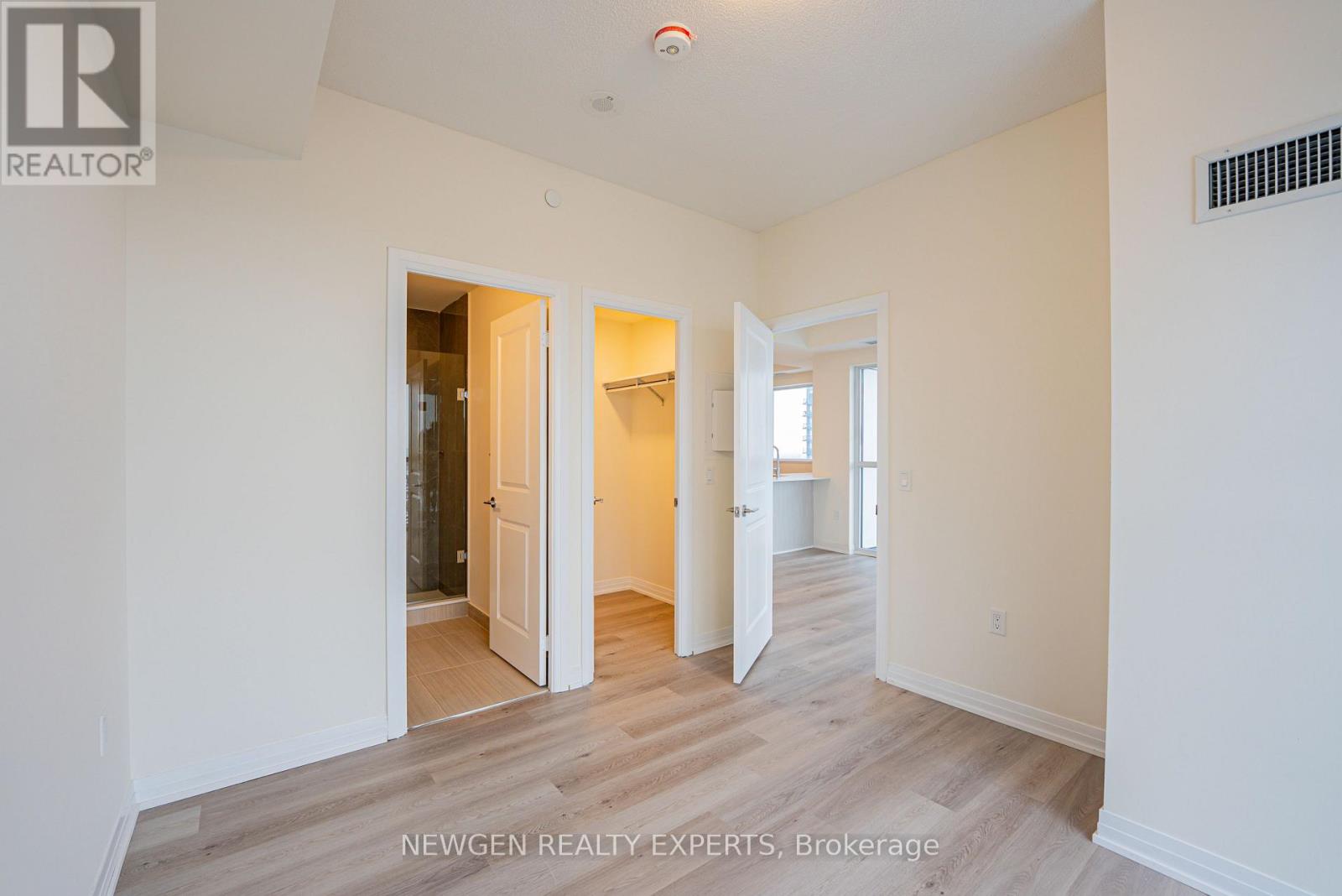 1706 - 15 Watergarden Drive, Mississauga, Ontario  L5R 0H4 - Photo 10 - W12955282