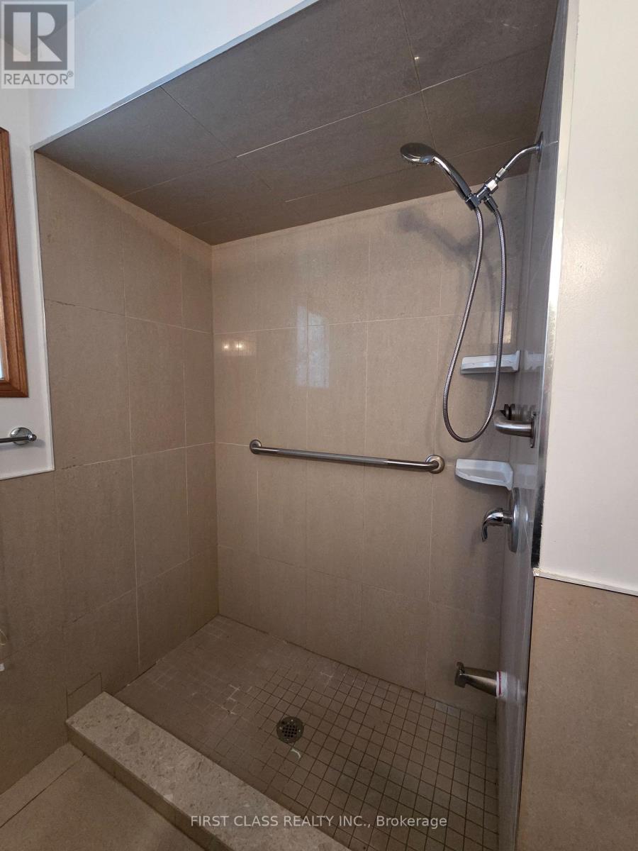 1622 Anworld Court, Mississauga, Ontario  L4W 2V9 - Photo 12 - W12955294