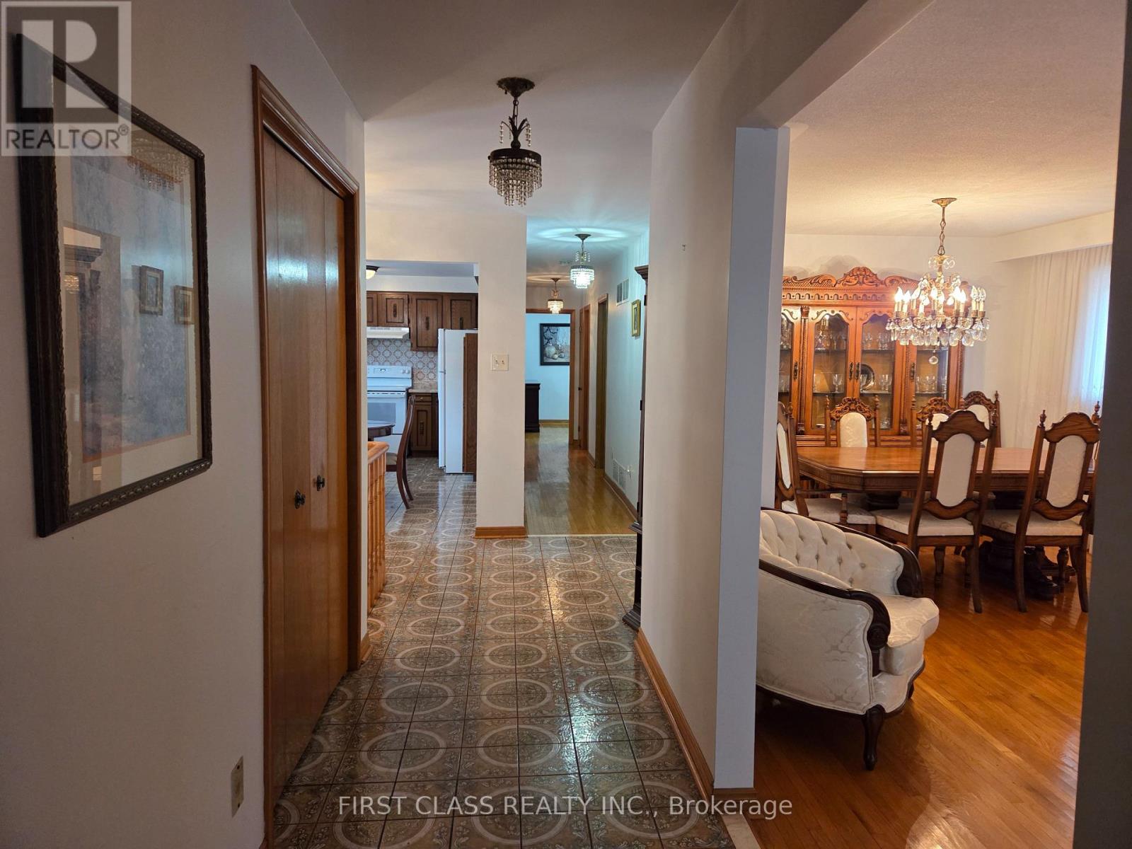 1622 Anworld Court, Mississauga, Ontario  L4W 2V9 - Photo 2 - W12955294