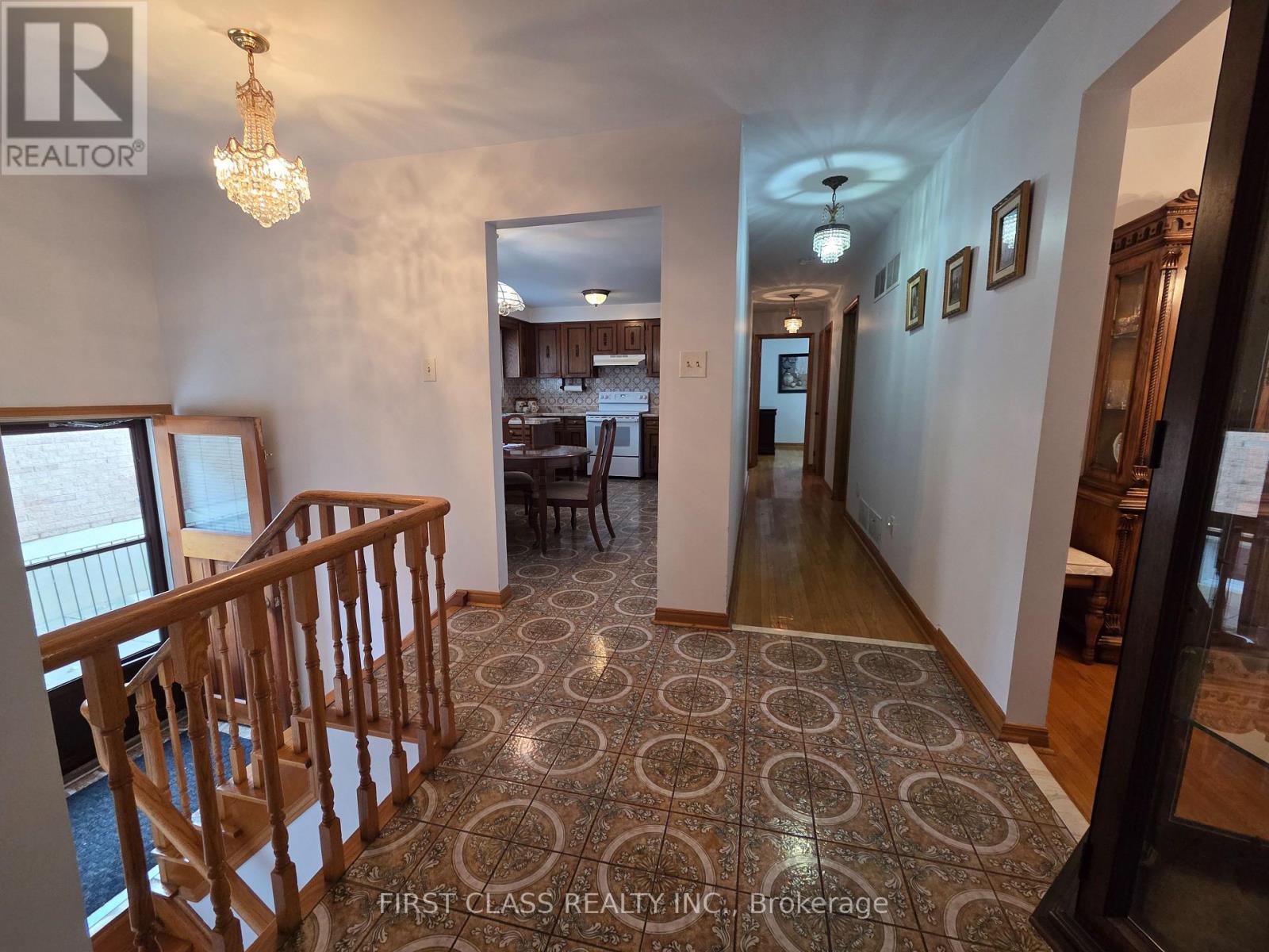 1622 Anworld Court, Mississauga, Ontario  L4W 2V9 - Photo 7 - W12955294