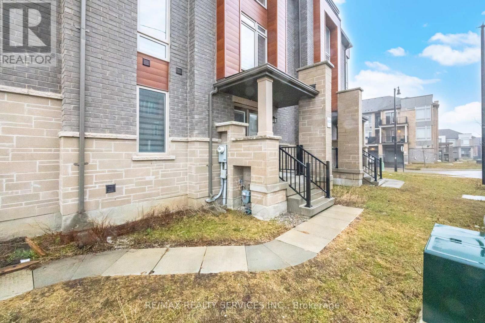 68 Donald Ficht Crescent, Brampton, Ontario  L7A 5H7 - Photo 4 - W12955340