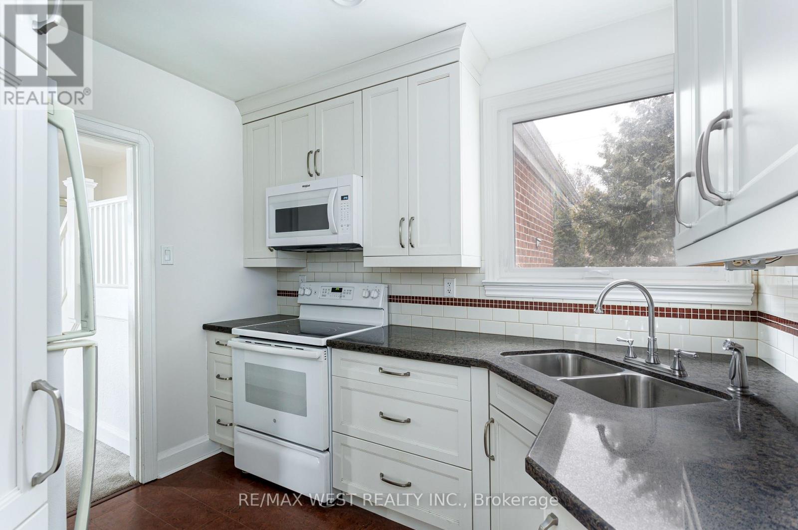 3 Glenroy Avenue, Toronto, Ontario  M8Y 2L9 - Photo 11 - W12861132