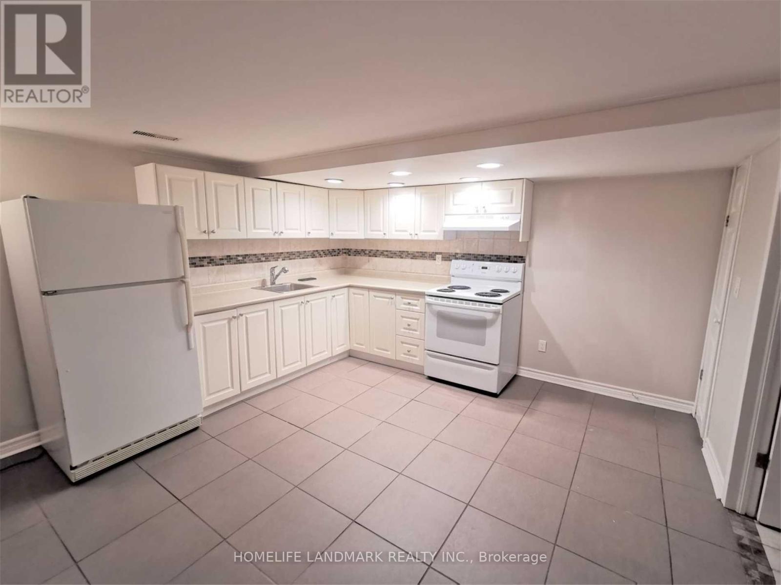 727 Hewson Drive, Pickering, Ontario  L1W 1T6 - Photo 3 - E12955386