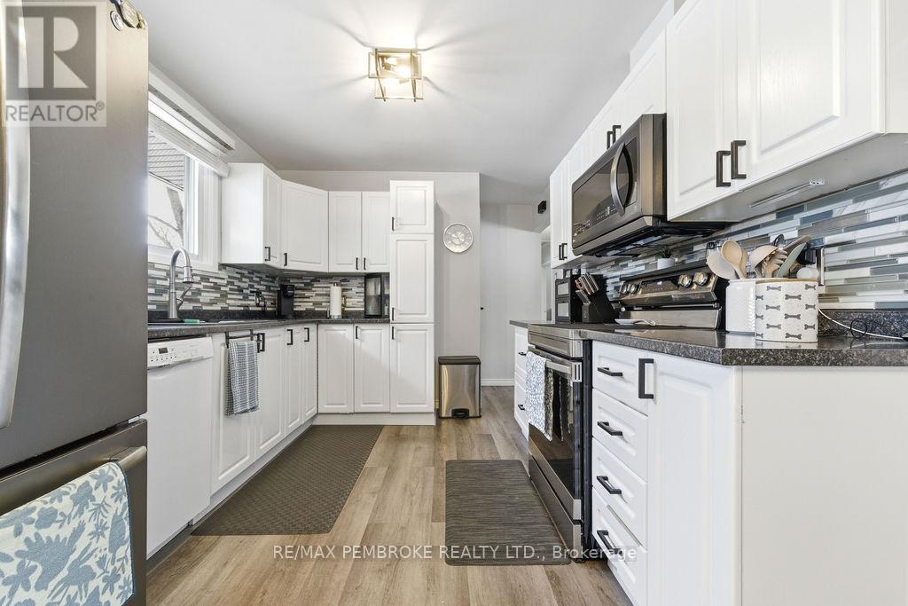 52 Laurentian Drive, Petawawa, Ontario  K8H 2M3 - Photo 17 - X12955448