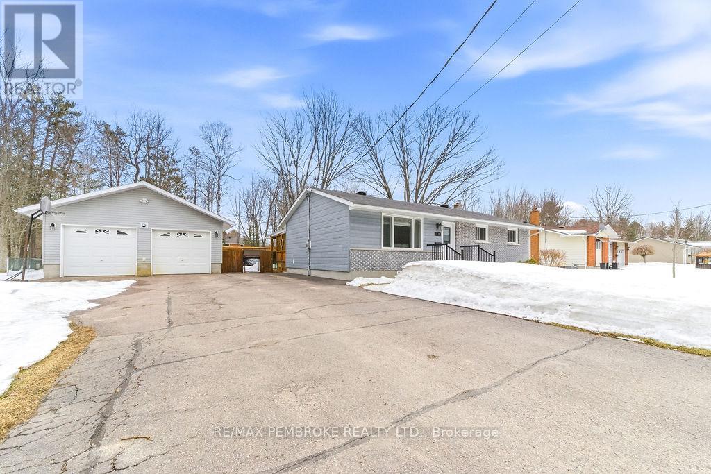 52 Laurentian Drive, Petawawa, Ontario  K8H 2M3 - Photo 3 - X12955448