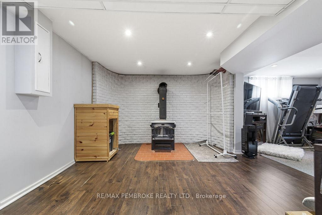 52 Laurentian Drive, Petawawa, Ontario  K8H 2M3 - Photo 31 - X12955448