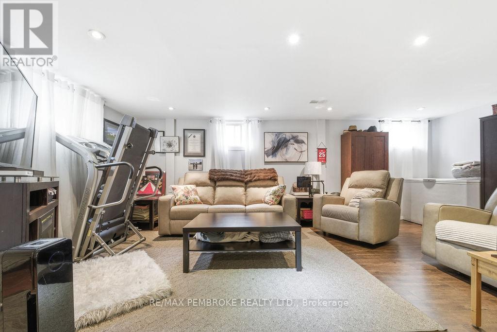 52 Laurentian Drive, Petawawa, Ontario  K8H 2M3 - Photo 33 - X12955448