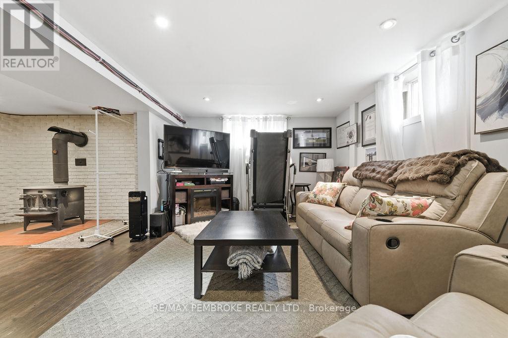 52 Laurentian Drive, Petawawa, Ontario  K8H 2M3 - Photo 35 - X12955448