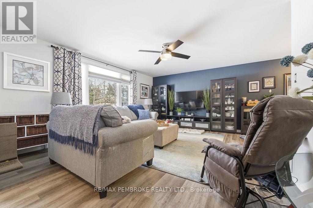 52 Laurentian Drive, Petawawa, Ontario  K8H 2M3 - Photo 8 - X12955448