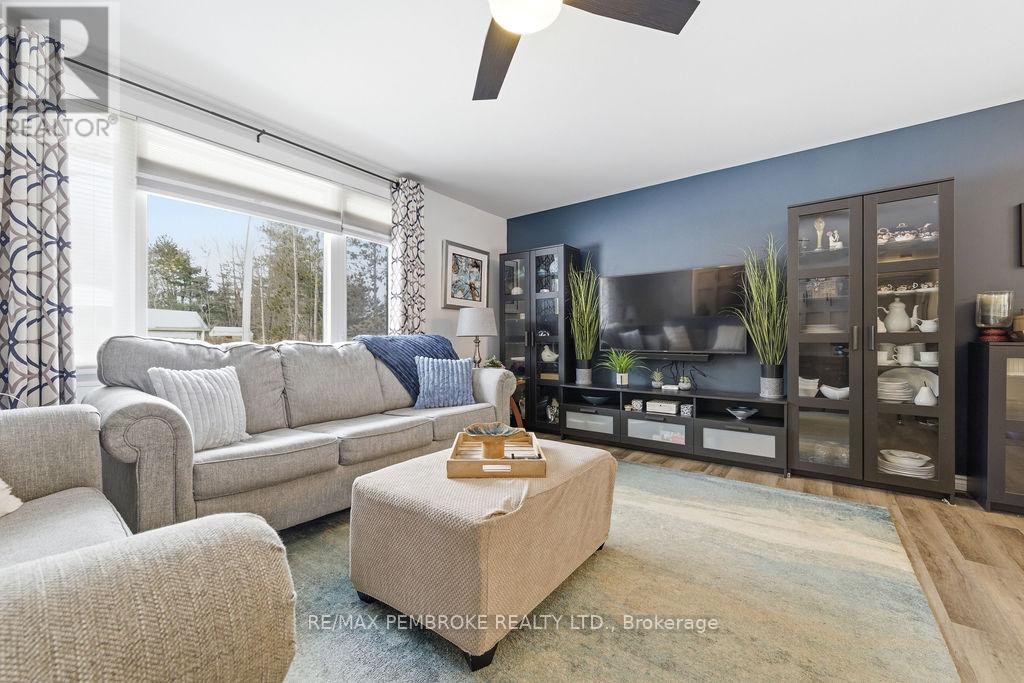 52 Laurentian Drive, Petawawa, Ontario  K8H 2M3 - Photo 9 - X12955448