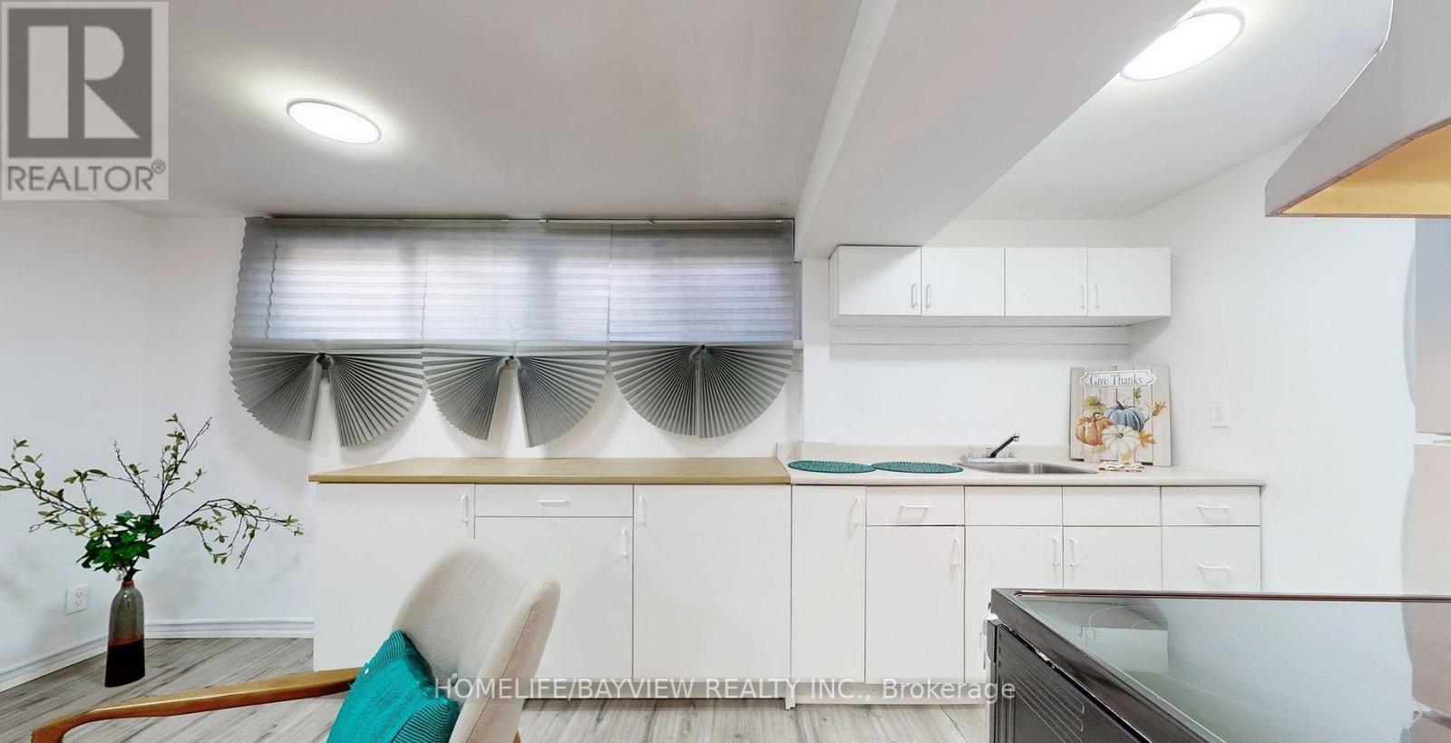 60 Hillview Drive, Newmarket, Ontario  L3Y 4H9 - Photo 17 - N12955428