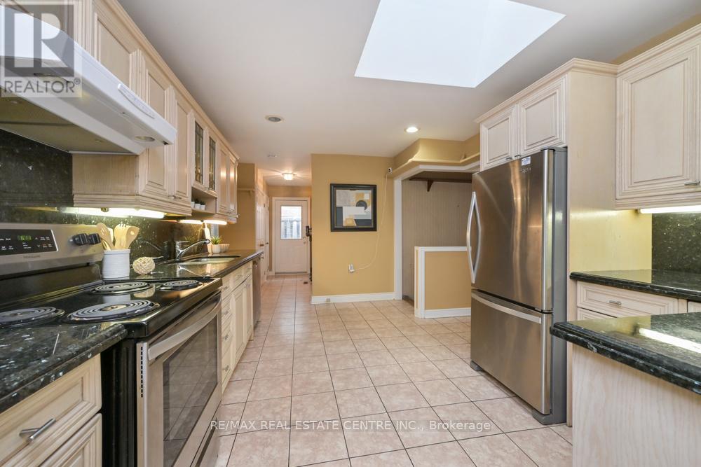 46 Grassington Crescent, Brampton, Ontario  L6S 1Z6 - Photo 7 - W12955442