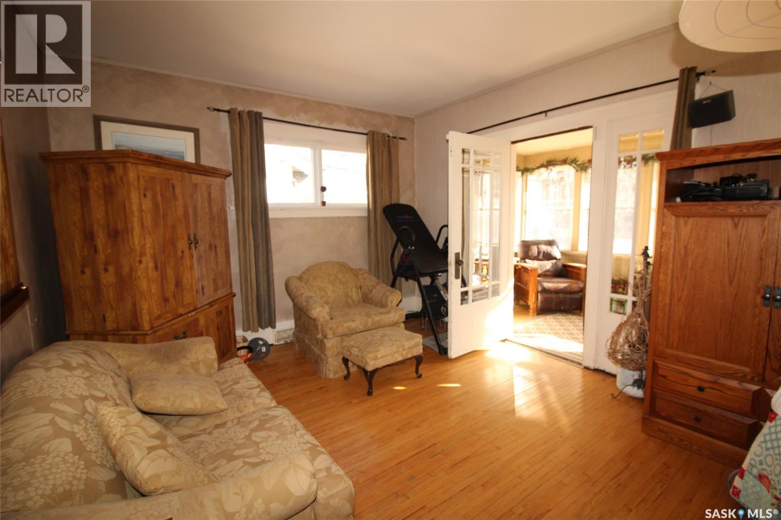 663 2nd Street E, Shaunavon, Saskatchewan  S0N 2M0 - Photo 10 - SK032035