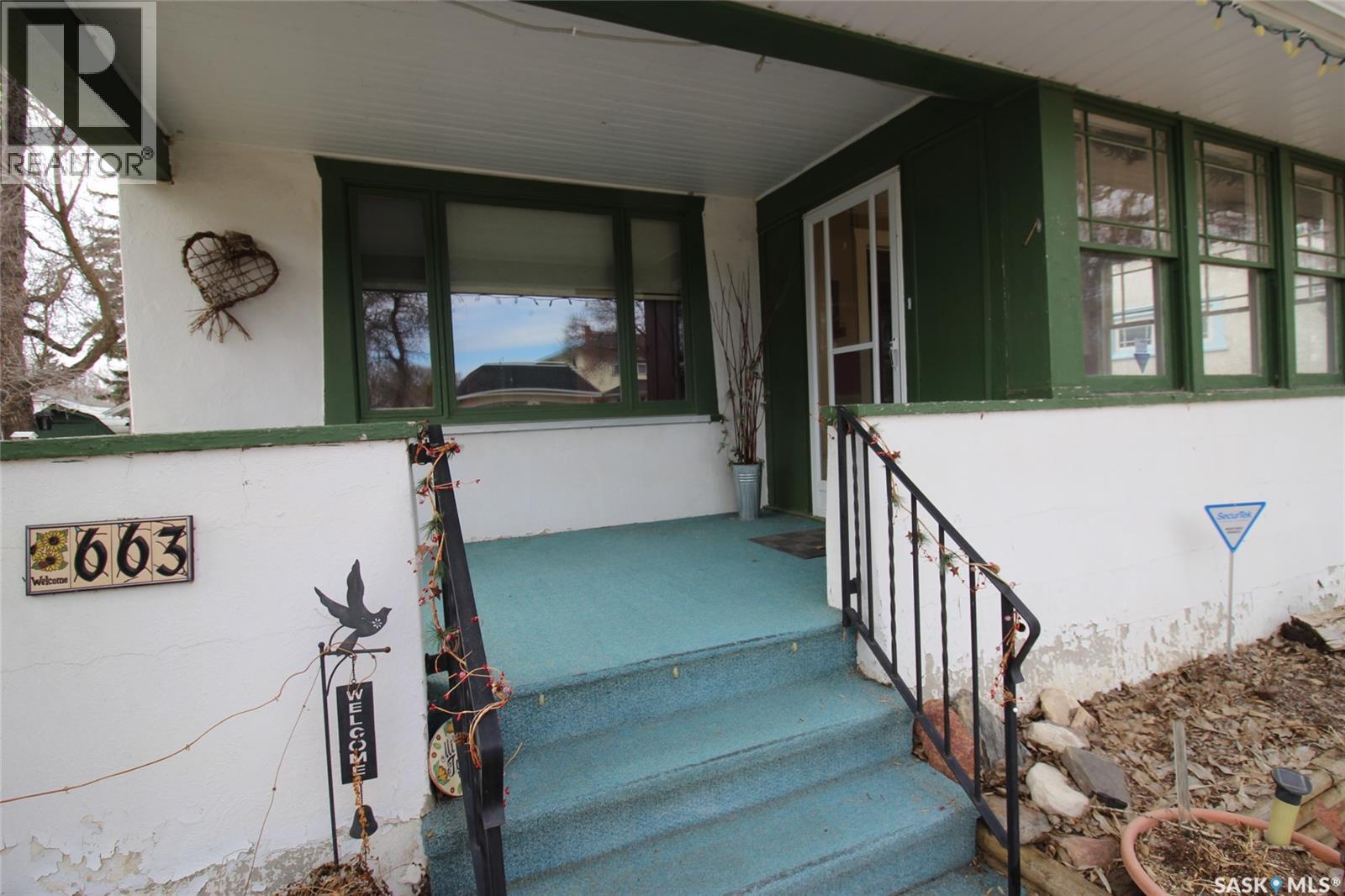 663 2nd Street E, Shaunavon, Saskatchewan  S0N 2M0 - Photo 2 - SK032035