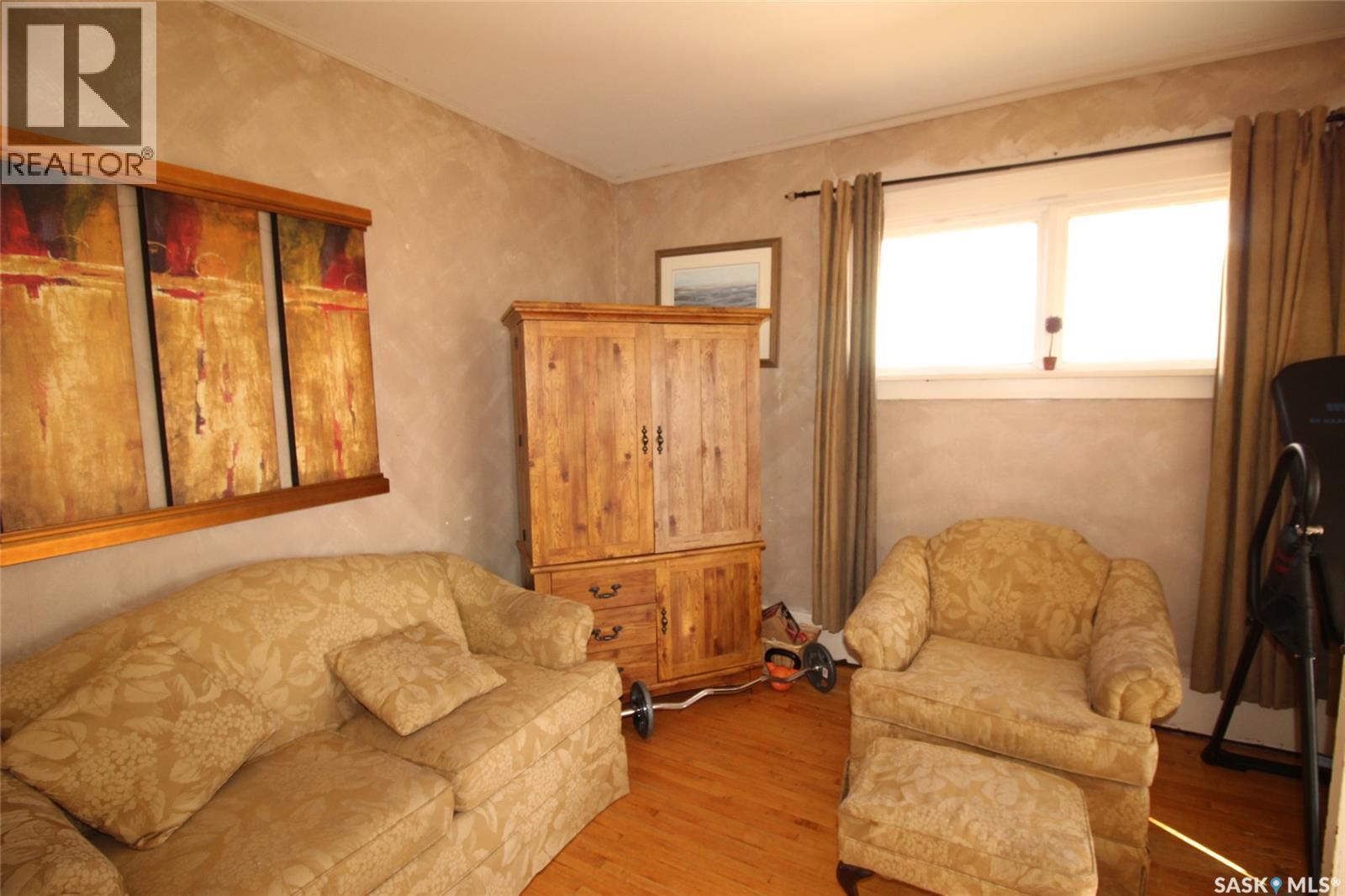 663 2nd Street E, Shaunavon, Saskatchewan  S0N 2M0 - Photo 9 - SK032035