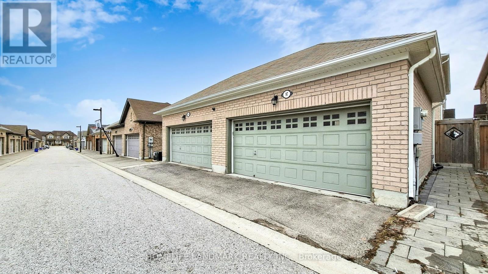 97 Cornwall Drive, Markham, Ontario  L6B 0Y8 - Photo 4 - N12951084