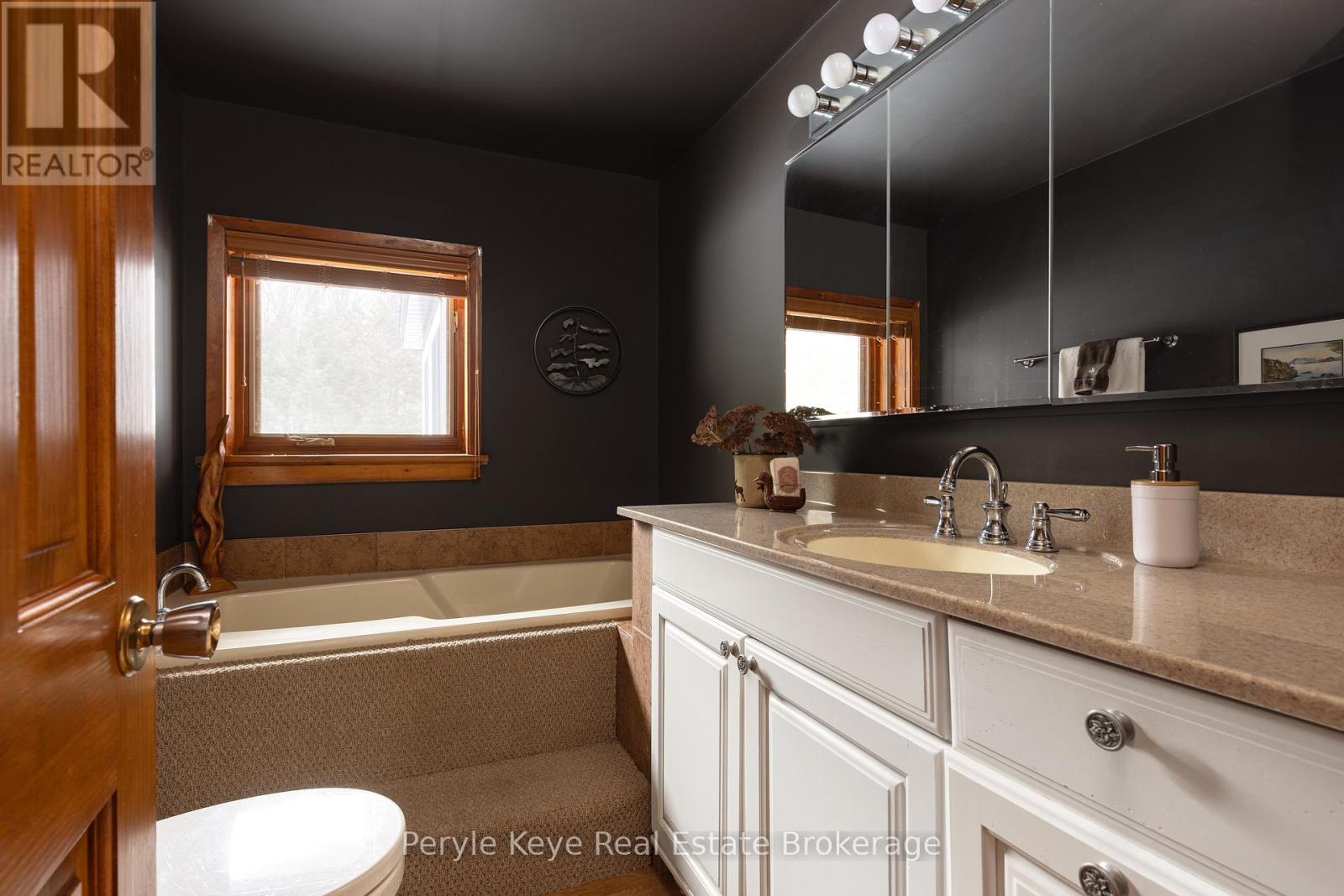 2391 Limberlost Road, Lake Of Bays (Finlayson), Ontario  P1H 2J6 - Photo 37 - X12955512