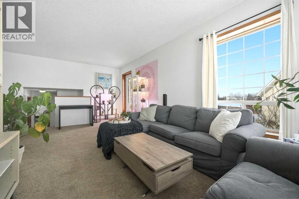 18 West Mcdonald Place, Cochrane, Alberta  T4C 1L8 - Photo 6 - A2297286