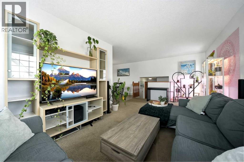 18 West Mcdonald Place, Cochrane, Alberta  T4C 1L8 - Photo 5 - A2297286