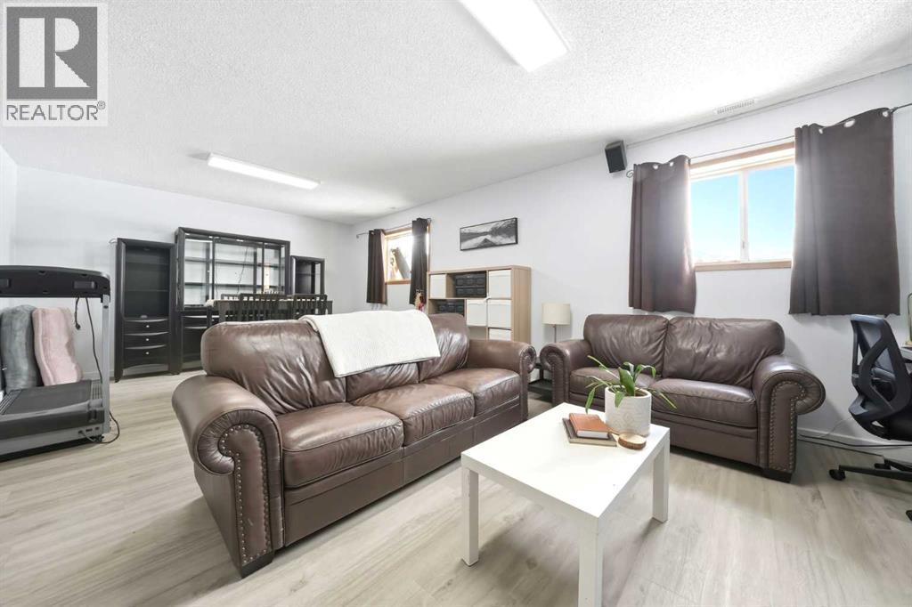 18 West Mcdonald Place, Cochrane, Alberta  T4C 1L8 - Photo 21 - A2297286