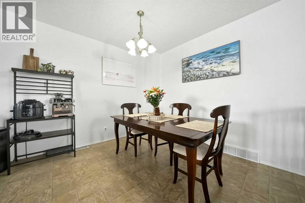 18 West Mcdonald Place, Cochrane, Alberta  T4C 1L8 - Photo 26 - A2297286