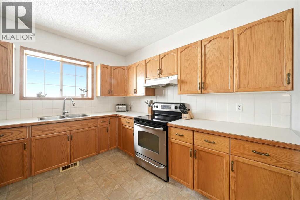 18 West Mcdonald Place, Cochrane, Alberta  T4C 1L8 - Photo 11 - A2297286