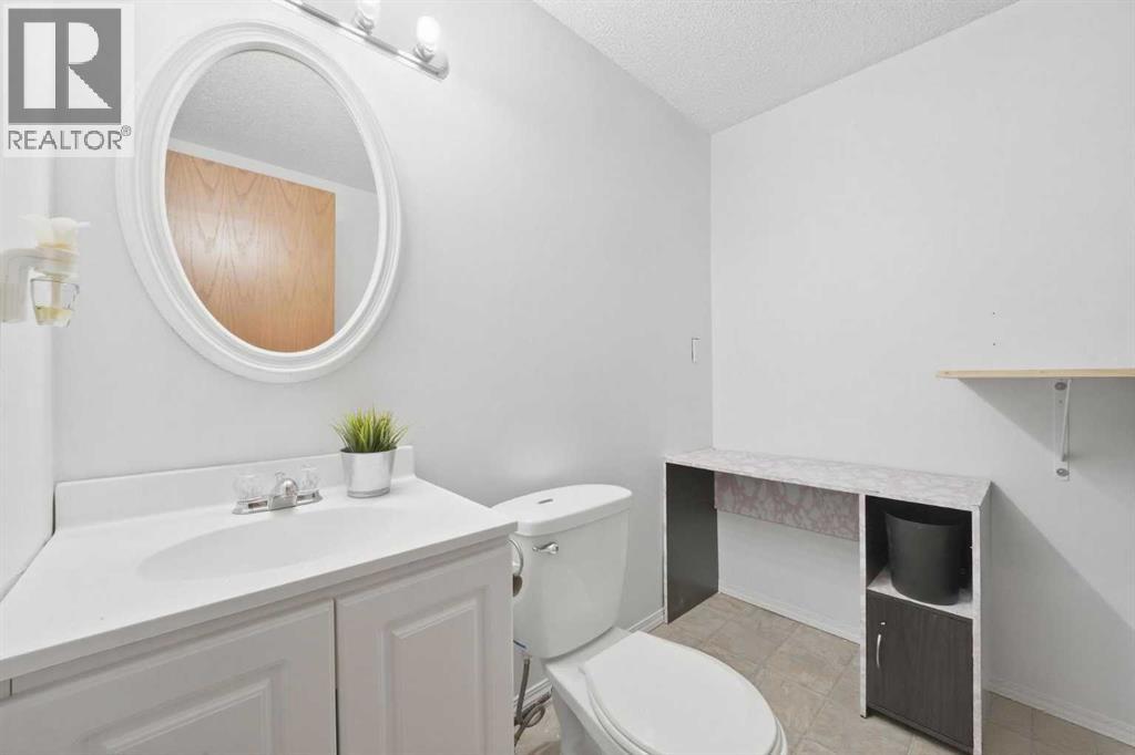 18 West Mcdonald Place, Cochrane, Alberta  T4C 1L8 - Photo 23 - A2297286