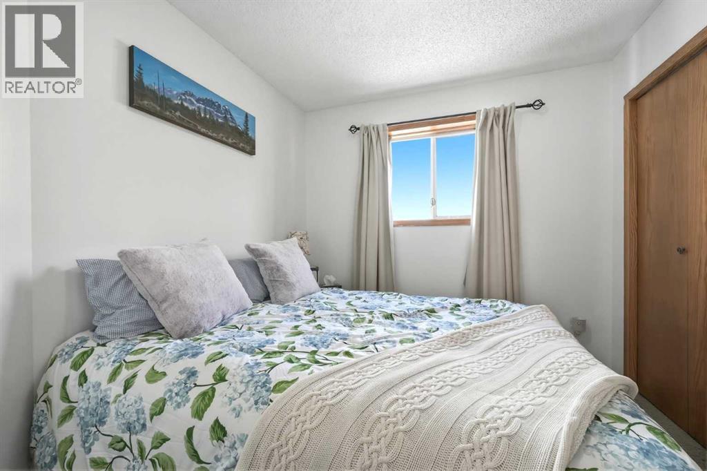 18 West Mcdonald Place, Cochrane, Alberta  T4C 1L8 - Photo 17 - A2297286