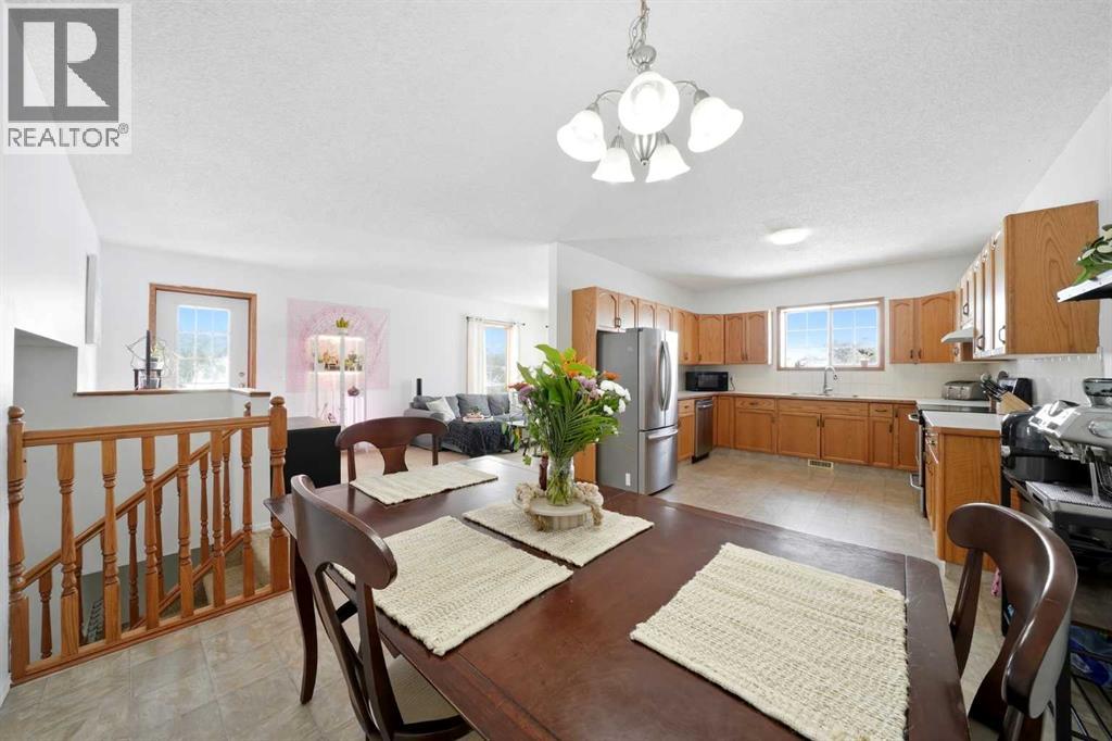 18 West Mcdonald Place, Cochrane, Alberta  T4C 1L8 - Photo 9 - A2297286