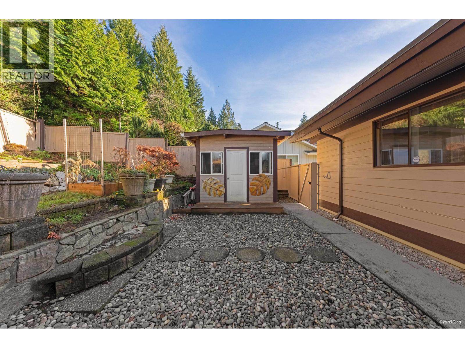 3 Crawford Bay, Port Moody, British Columbia  V3H 3N3 - Photo 18 - R3093703