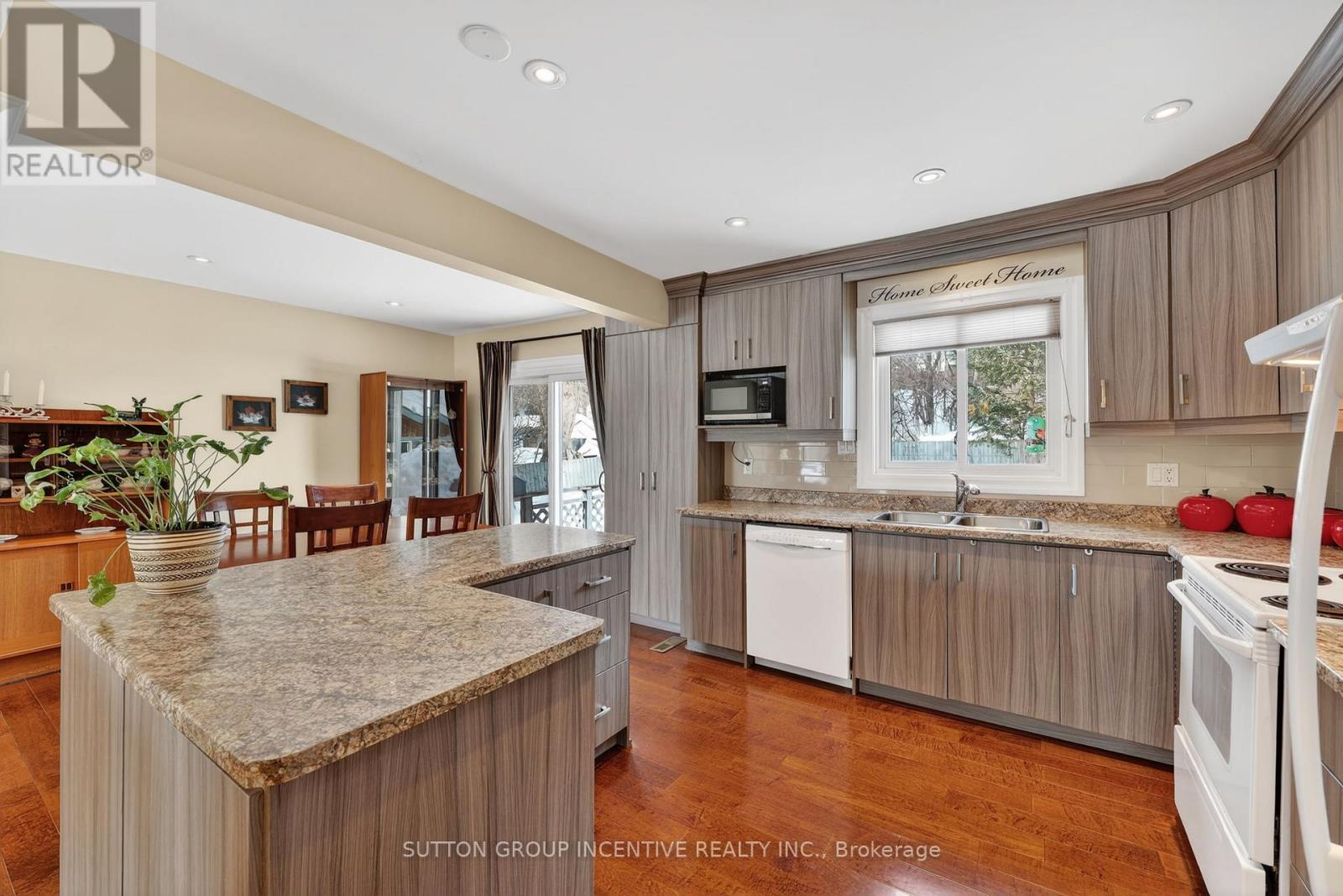 230 Edgehill Drive, Barrie, Ontario  L4N 7X1 - Photo 4 - S12846062