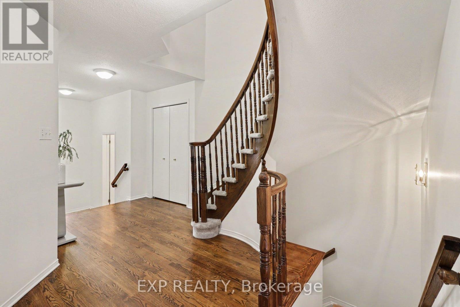 6322 Sablewood Place, Ottawa, Ontario  K1C 7M6 - Photo 4 - X12955424