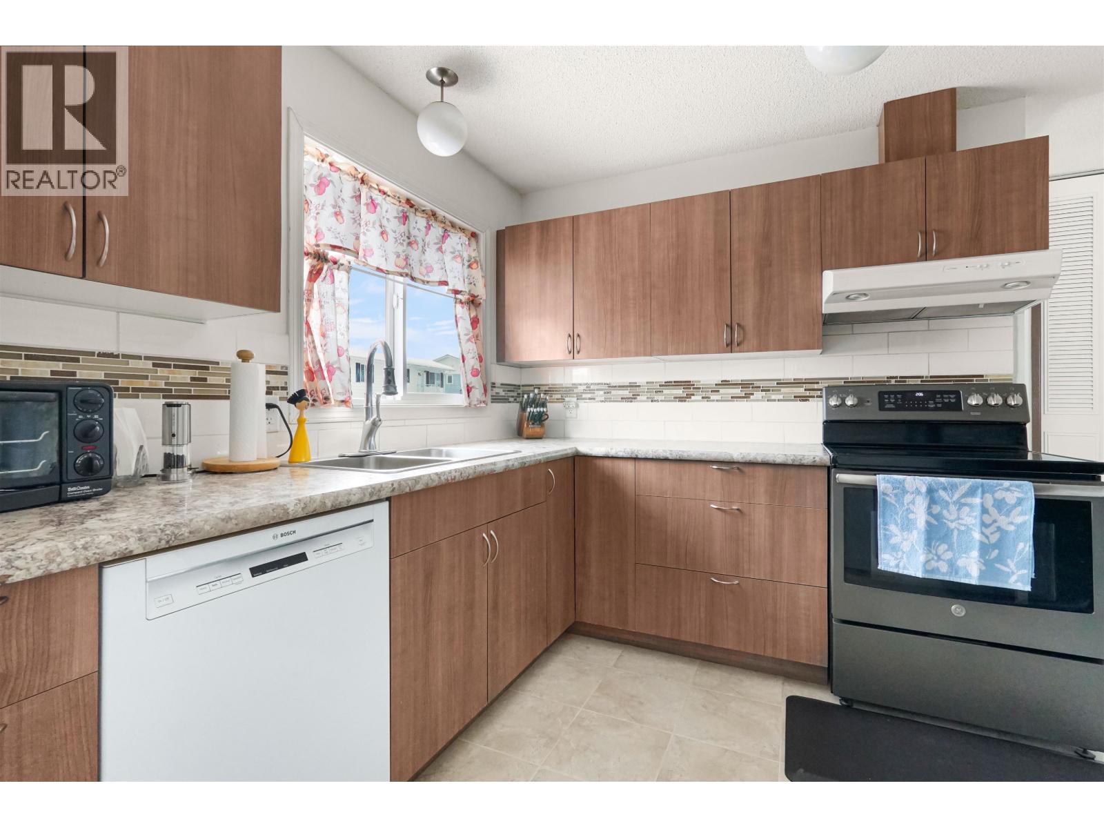 31 Sparks Avenue, Kitimat, British Columbia  V8C 2R6 - Photo 8 - R3106698