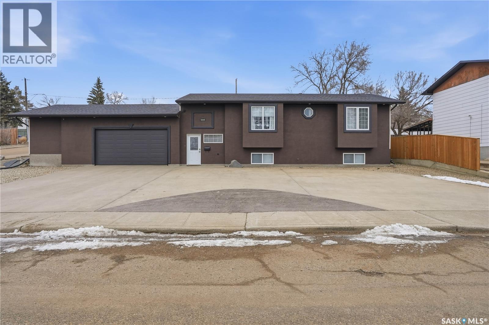 1068 Athabasca STREET W, Moose Jaw, Saskatchewan