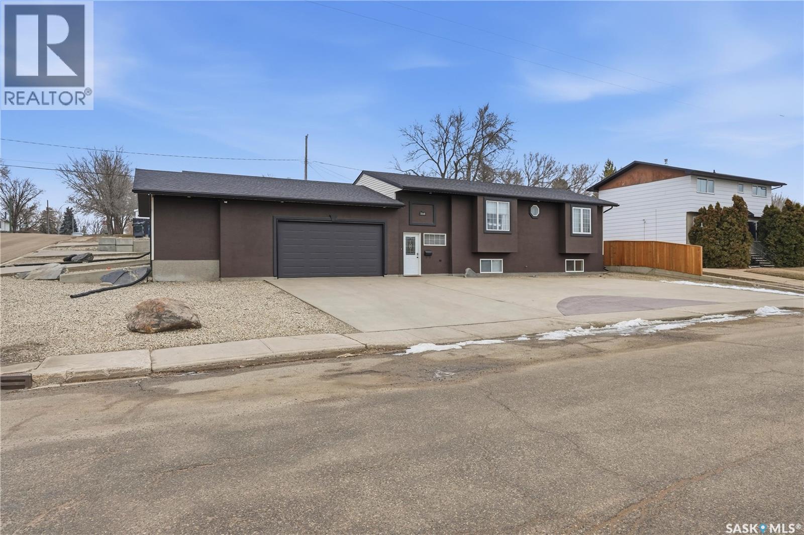 1068 Athabasca Street W, Moose Jaw, Saskatchewan  S6H 2E6 - Photo 2 - SK032007