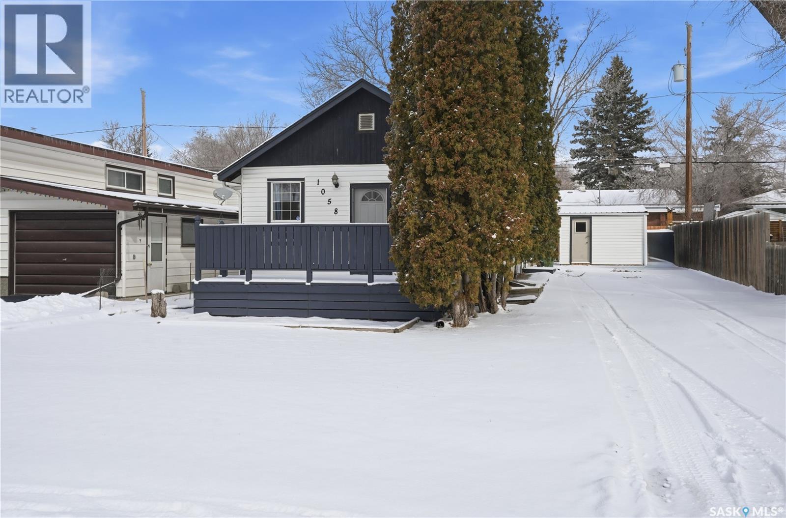 1058 Hochelaga Street W, Moose Jaw, Saskatchewan  S6H 2H9 - Photo 2 - SK031973