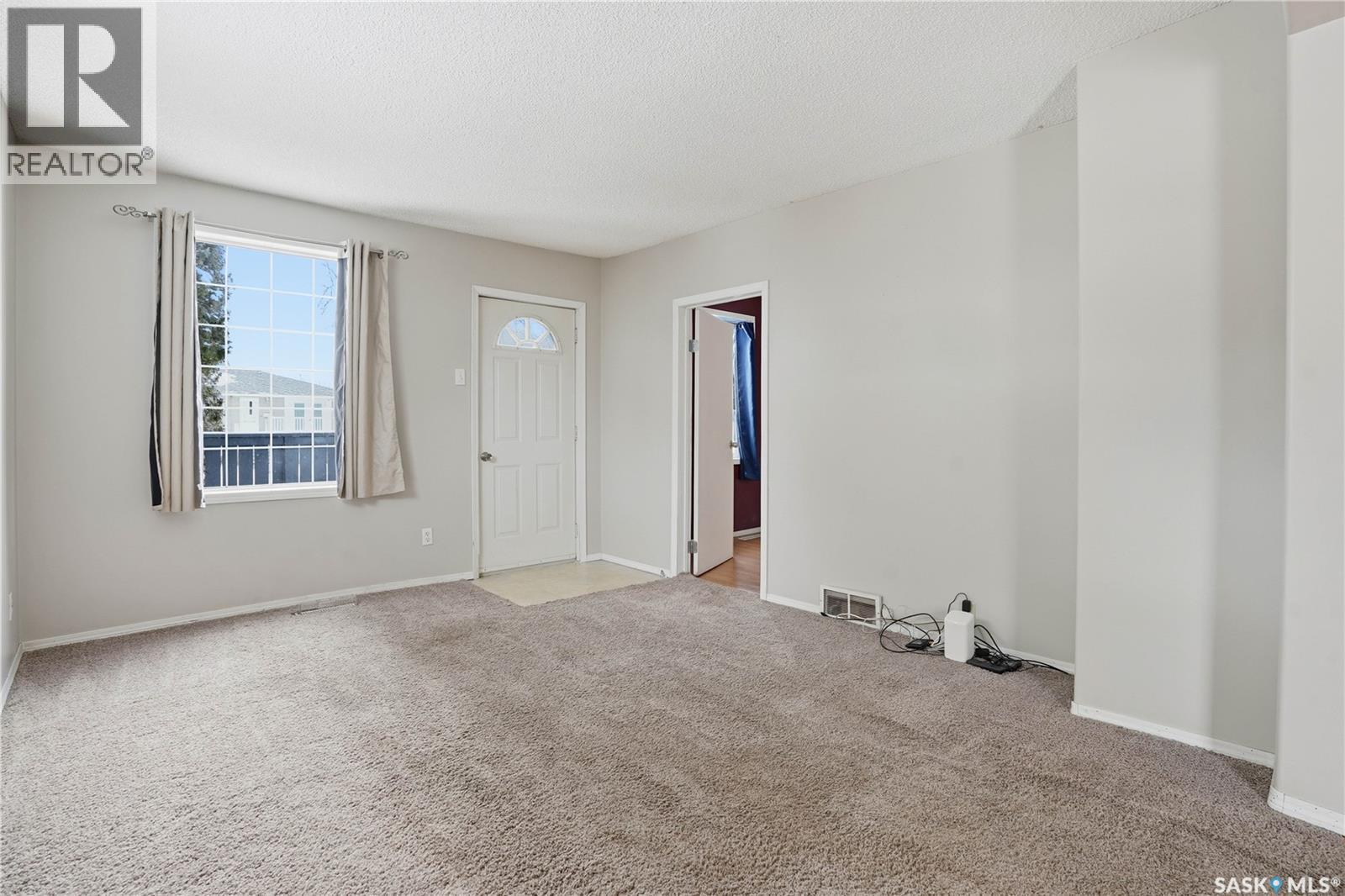 1058 Hochelaga Street W, Moose Jaw, Saskatchewan  S6H 2H9 - Photo 3 - SK031973