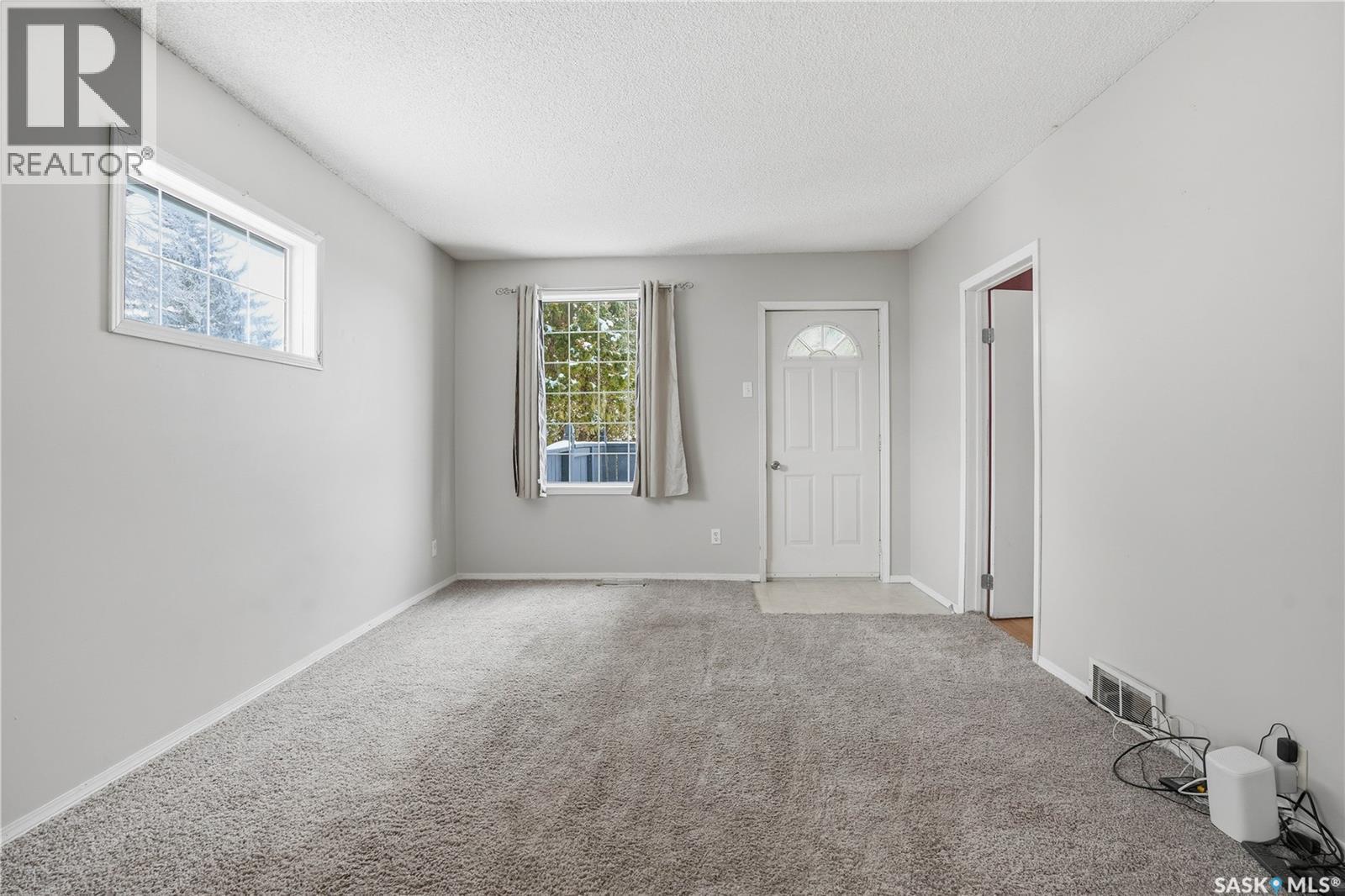 1058 Hochelaga Street W, Moose Jaw, Saskatchewan  S6H 2H9 - Photo 4 - SK031973