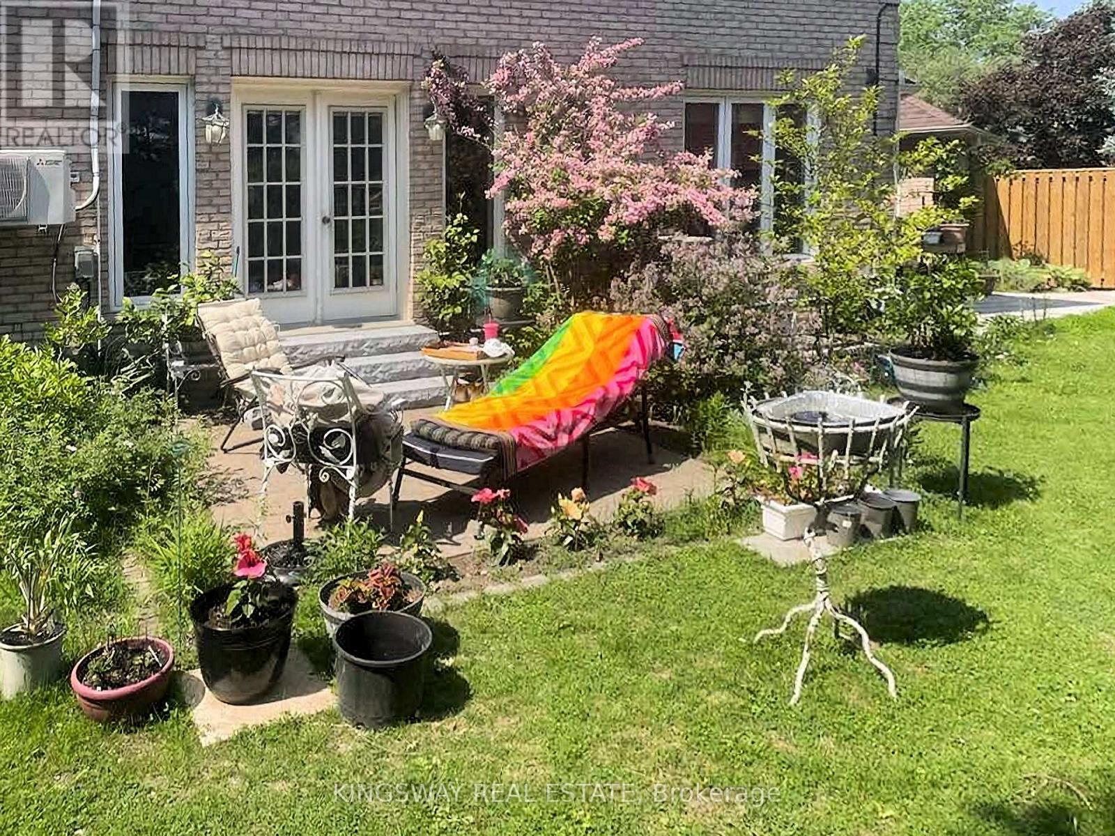 4040 Lookout Court, Mississauga, Ontario  L4W 4E9 - Photo 4 - W12955636