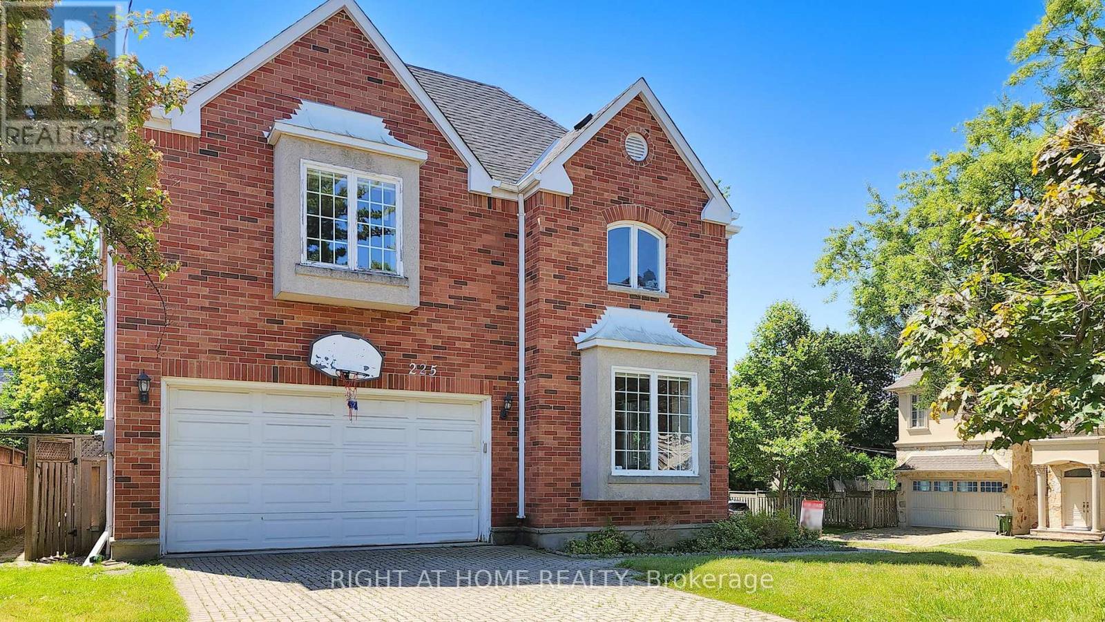 225 KINGSDALE AVENUE, Toronto, Ontario