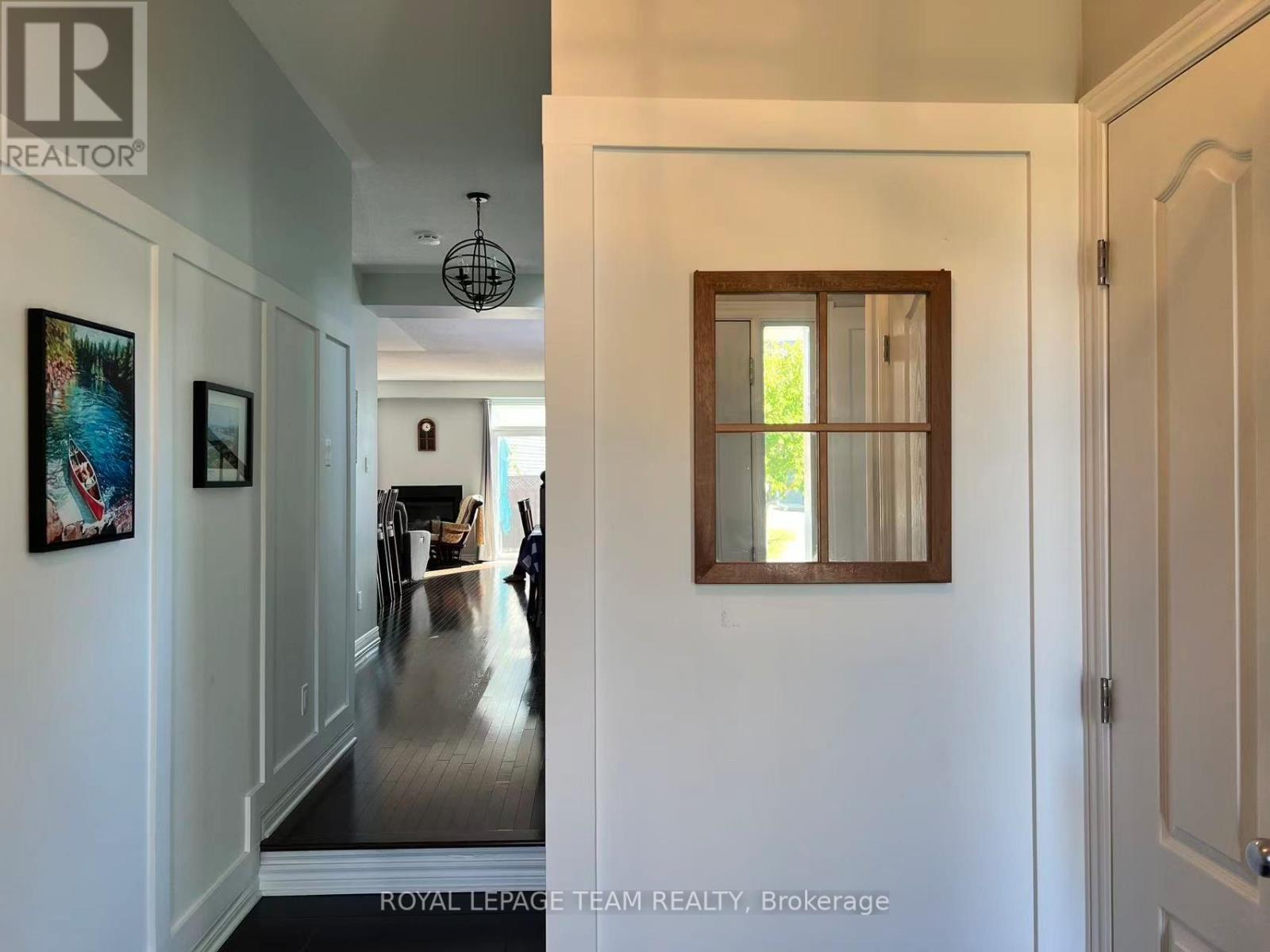 1097 Northgraves Crescent, Ottawa, Ontario  K2M 0C6 - Photo 4 - X12955754