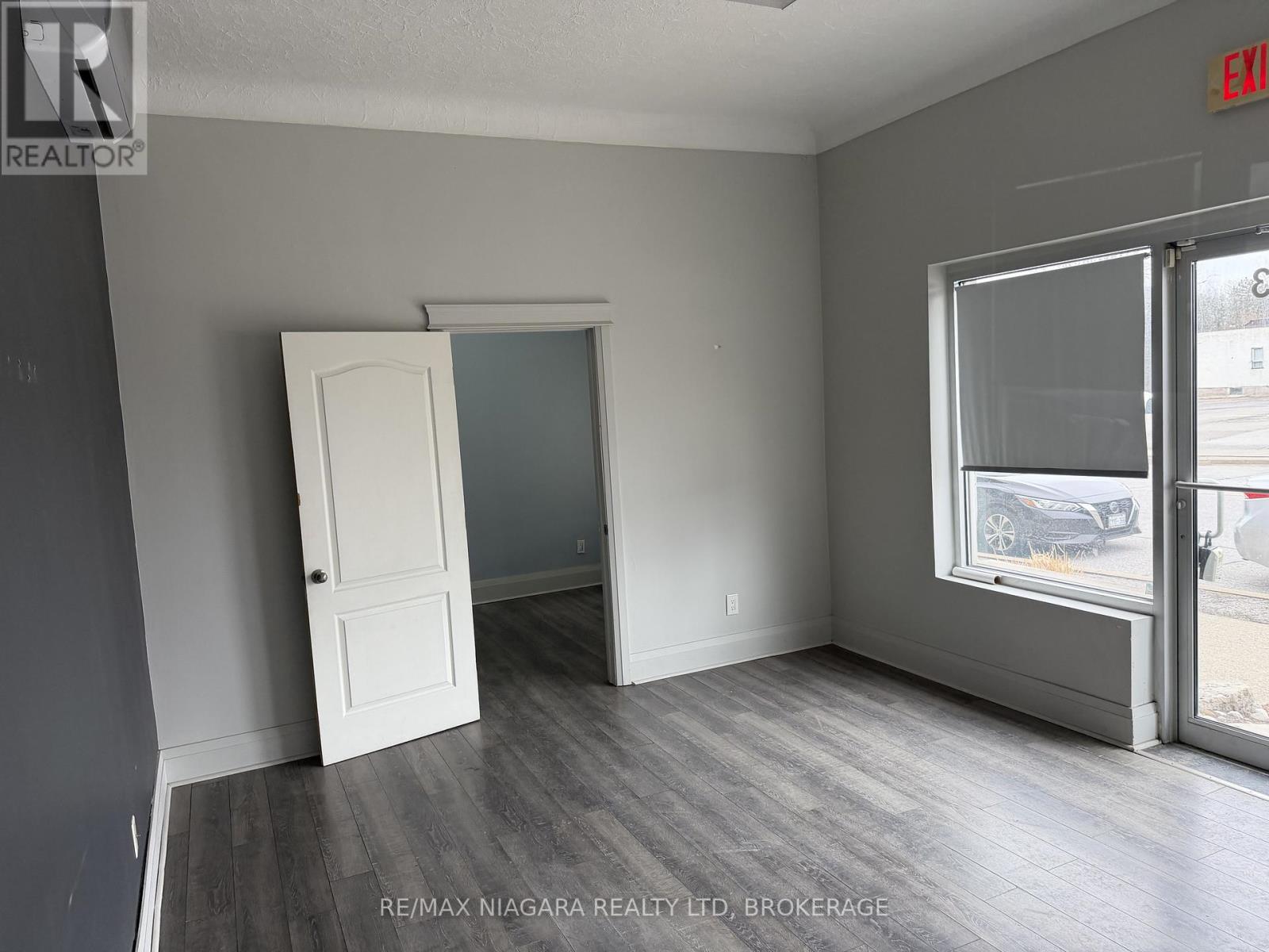 1 - 5853 Royal Manor Drive, Niagara Falls, Ontario  L2G 1E9 - Photo 3 - X12955652