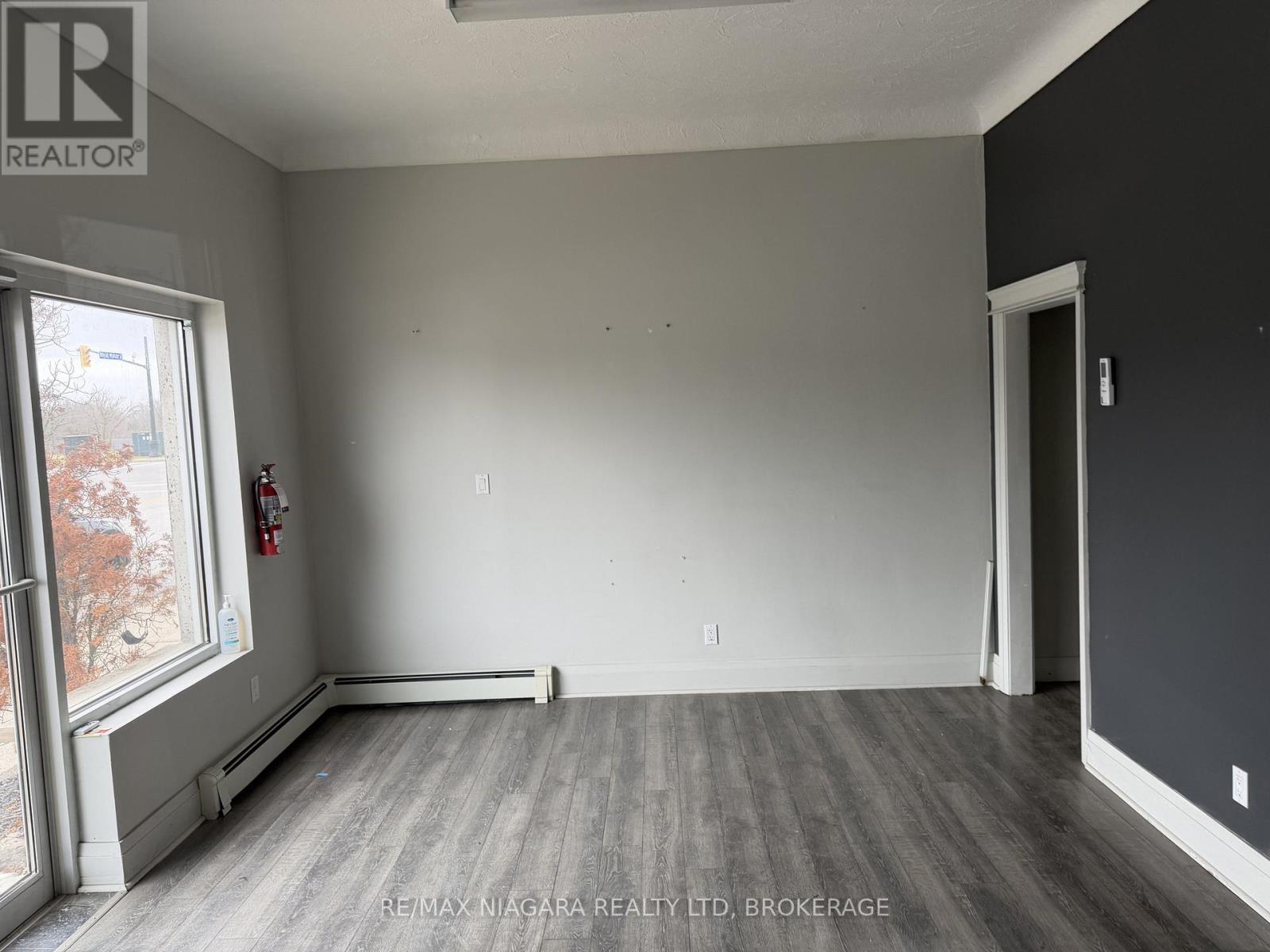 1 - 5853 Royal Manor Drive, Niagara Falls, Ontario  L2G 1E9 - Photo 4 - X12955652