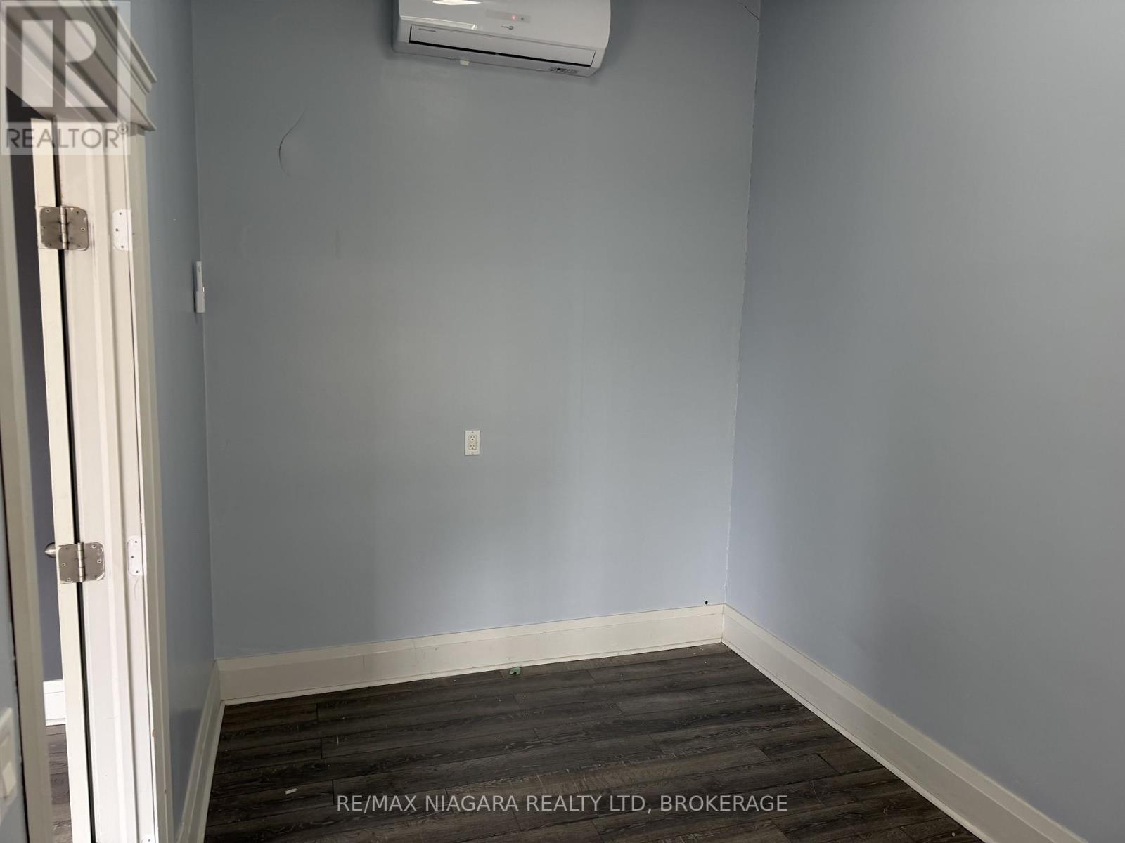 1 - 5853 Royal Manor Drive, Niagara Falls, Ontario  L2G 1E9 - Photo 5 - X12955652