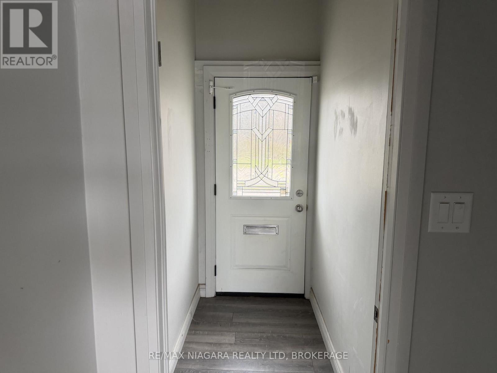 1 - 5853 Royal Manor Drive, Niagara Falls, Ontario  L2G 1E9 - Photo 6 - X12955652